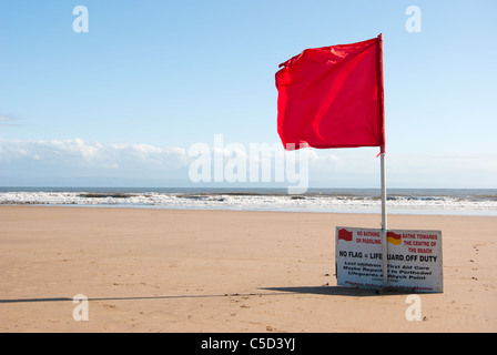 Rote Fahne am Strand von Porthcawl Stockfoto