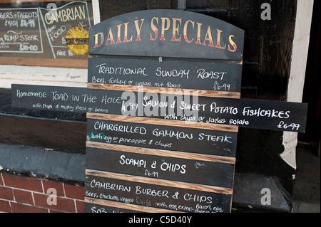 Tägliche Specials Board vor einem Pub UK Stockfoto