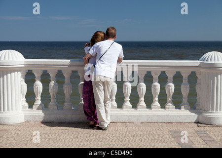 Der Peterhof-Palast, St.Petersburg Russland - entspannte paar Stockfoto