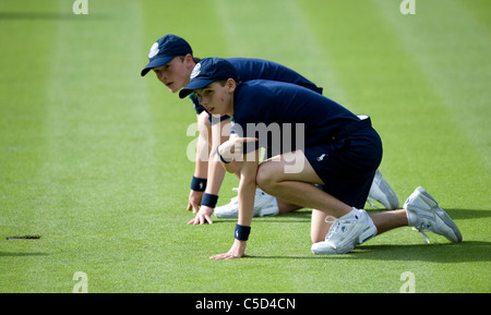 Balljungen bei Arbeiten auf dem Centre Court während der 2011 Wimbledon Tennis Championships Stockfoto