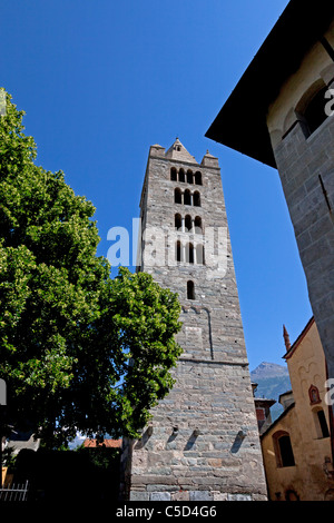 Der imposante Kirchturm der St. Peter und St. Ursus Stiftskirche (Aosta - Italien). L'imposant Clocher De La Stiftskirche d'Aoste Stockfoto