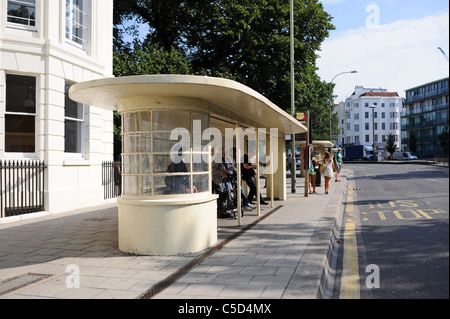 Einzigartige Art-deco-Stil Wartehallen im Stadtzentrum von Brighton Uk entworfen Stockfoto