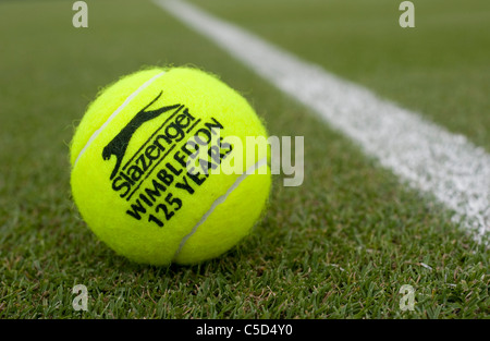 Nahaufnahme eines Tennisballs Slazenger 125. Jubiläum in 2011 Wimbledon Tennis Championships Stockfoto