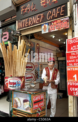 Istiklal Caddesi Beyoglu Istanbul Eis-Parcours Soda Fountain street Einkaufsviertel Stockfoto