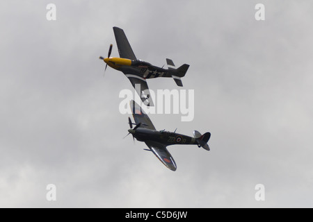 Eine P51 Mustang und ein Spitfire fliegen zusammen. Stockfoto