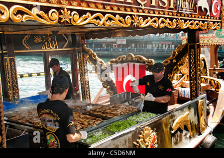 Restaurant Terrasse Boote Goldene Horn Brücke am Wasser heiß Makrele Fisch Sandwiches Balik Ekmek zu verkaufen Stockfoto