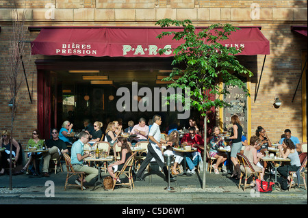 Gäste genießen die Terrasse an der Straße in einem Restaurant in Philadelphia, Pennsylvania Stockfoto