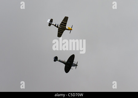 Eine P51 Mustang und ein Spitfire fliegen zusammen. Stockfoto