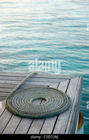 Ein intelligent gewickelte Seil auf dem Ponton Boot. Coco Palm Dhuni Kolhu. Baa Atoll, Malediven. Stockfoto