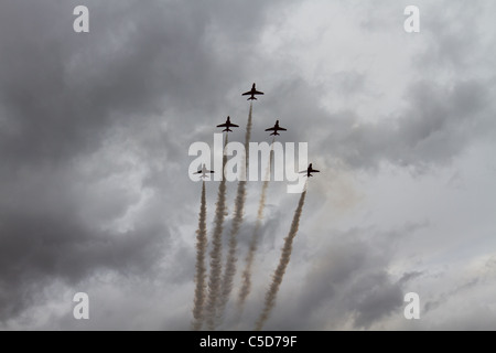 Die Red Arrows setzen auf ein Display an der Royal International Air Tattoo in Fairford. Stockfoto