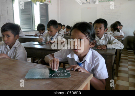 Kambodscha-Dorf-Grundschule. Inklusive Bildung für Gehörlose, kambodschanischen Gebärdensprache lernen... Stockfoto