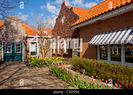 Architektur und Geschäfte der niederländischen Dorf Touristenattraktion in Holland, Michigan, USA. Stockfoto