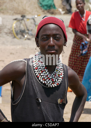 Tansania Watatulu Stammesangehörigen der Miyuguyu, Shinyanga Bezirk. Junger Mann mit Perlen. Foto von Sean Sprague Stockfoto