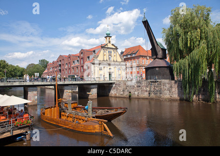 alten Hafen mit Hotel Altes Kaufhaus, dem alten Kran und historische Boote, Lüneburg, Niedersachsen, Deutschland Stockfoto