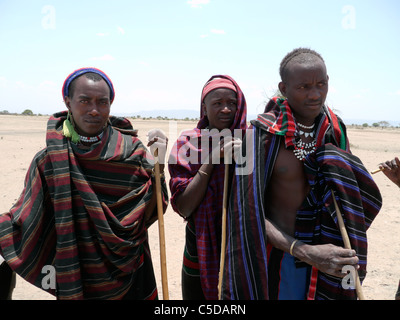 Tansania Watatulu Stammesangehörigen der Miyuguyu, Shinyanga Bezirk. Gruppe von Männern tragen traditionelle Kleidung und Perlen. Stockfoto