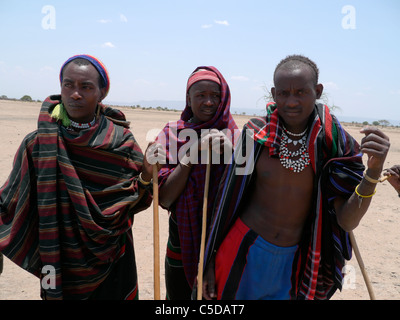 Tansania Watatulu Stammesangehörigen der Miyuguyu, Shinyanga Bezirk. Gruppe von Männern tragen traditionelle Kleidung und Perlen. Stockfoto