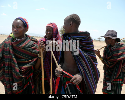 Tansania Watatulu Stammesangehörigen der Miyuguyu, Shinyanga Bezirk. Gruppe von Männern tragen traditionelle Kleidung und Perlen. Stockfoto