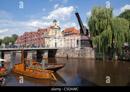 alten Hafen mit Hotel Altes Kaufhaus, dem alten Kran und historische Boote, Lüneburg, Niedersachsen, Deutschland Stockfoto