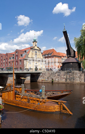 alten Hafen mit Hotel Altes Kaufhaus, dem alten Kran und historische Boote, Lüneburg, Niedersachsen, Deutschland Stockfoto