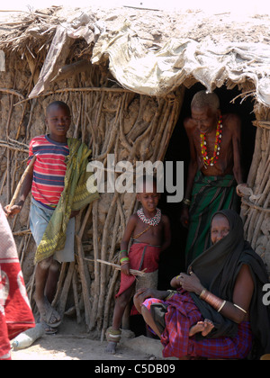 Tansania Watatulu Stammesangehörigen der Miyuguyu, Shinyanga Bezirk. Familiengruppe von der Tür ihres Hauses Schlamm und Stick. Stockfoto