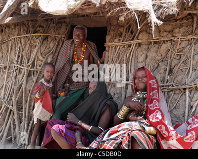 Tansania Watatulu Stammesangehörigen der Miyuguyu, Shinyanga Bezirk. Familiengruppe von der Tür ihres Hauses Schlamm und Stick. Stockfoto