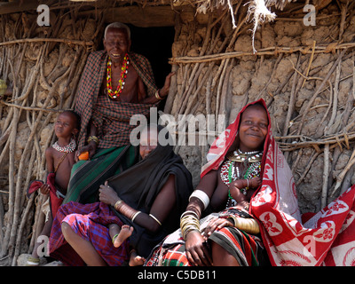 Tansania Watatulu Stammesangehörigen der Miyuguyu, Shinyanga Bezirk. Familiengruppe von der Tür ihres Hauses Schlamm und Stick. Stockfoto