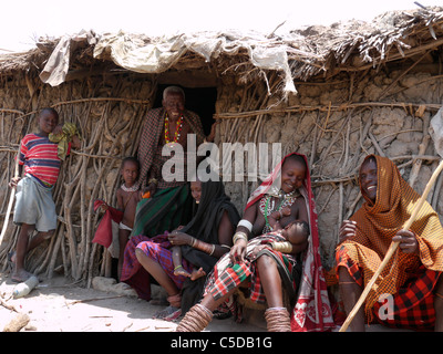 Tansania Watatulu Stammesangehörigen der Miyuguyu, Shinyanga Bezirk. Familiengruppe von der Tür ihres Hauses Schlamm und Stick. Stockfoto