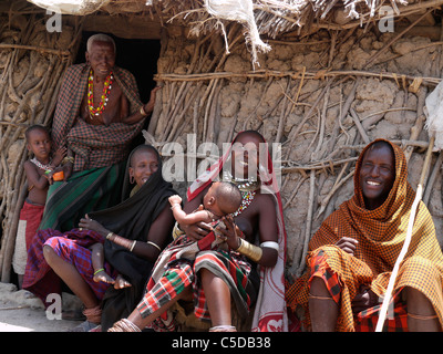 Tansania Watatulu Stammesangehörigen der Miyuguyu, Shinyanga Bezirk. Familiengruppe von der Tür ihres Hauses Schlamm und Stick. Stockfoto