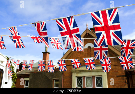 Patriotische Bunting vor blauem Himmel, Anschluß-Markierungsfahne. Stockfoto