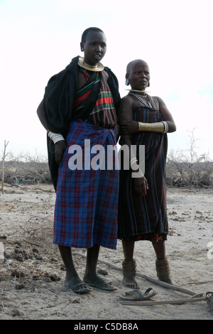 Tansania Watatulu Stammesangehörigen der Miyuguyu, Shinyanga Bezirk. Junge und ältere Frau. Foto von Sean Sprague Stockfoto