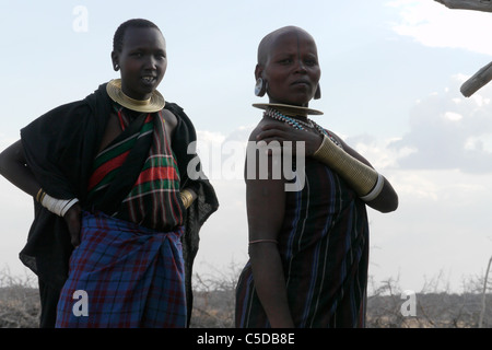 Tansania Watatulu Stammesangehörigen der Miyuguyu, Shinyanga Bezirk. Junge und ältere Frau. Foto von Sean Sprague Stockfoto