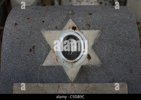 Grabstein in Trumpeldor Friedhof, wo viele der zionistischen Staats & bekannte israelische Künstler sind, begraben Tel Aviv Israel Stockfoto