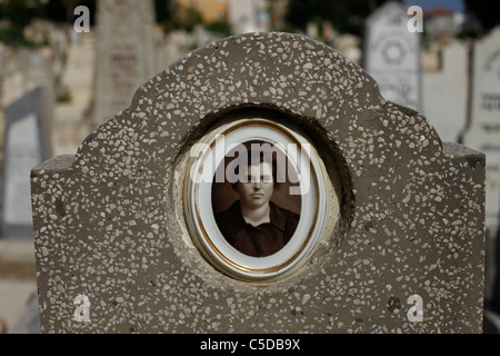 Grabstein in Trumpeldor Friedhof, wo viele der zionistischen Staats & bekannte israelische Künstler sind, begraben Tel Aviv Israel Stockfoto