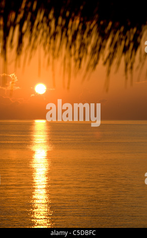 Die untergehende Sonne über dem tropischen Indischen Ozean. Coco Palm Dhuni Kolhu. Baa Atoll, Malediven. Stockfoto