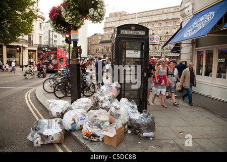 Berge von Müll, Duncannon Street, Trafalgar Square in London UK Stockfoto