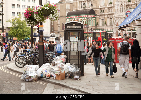 Berge von Müll, Duncannon Street, Trafalgar Square in London UK Stockfoto