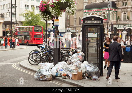 Berge von Müll, Duncannon Street, Trafalgar Square in London UK Stockfoto