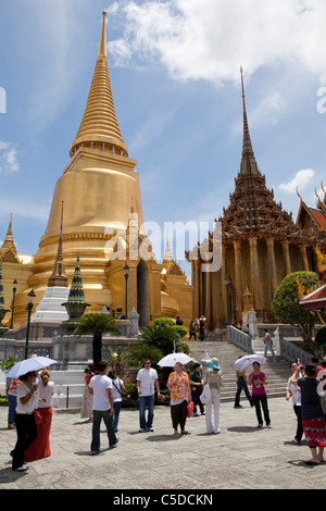Der Phra Sri Ratana Chedi im Komplex Grand Palace in Bangkok Stockfoto