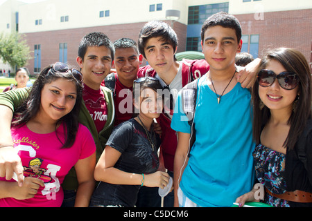 Gruppe von Hispanic Freunde Pose für Bild zwischen Klasse am Gymnasium in Süd-Texas Stockfoto