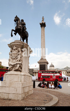 Trafalgar Square London England, mit Nelsons-Säule und rotem Londoner Bus, Stadtzentrum London, Großbritannien Stockfoto