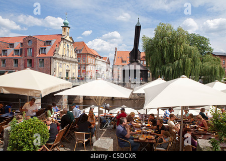 der alte Hafen mit Hotel Altes Kaufhaus und Alter Kran, Lüneburg, Niedersachsen, Deutschland Stockfoto