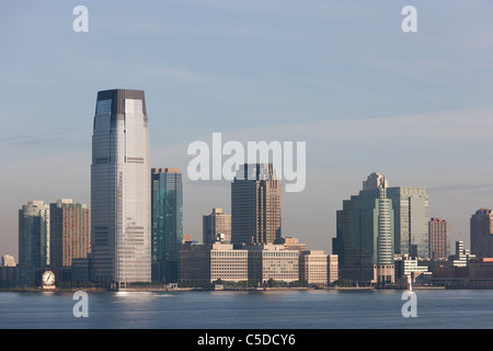 Die Goldman Sachs Turm und Colgate-Palmolive Uhr zusammen mit anderen Gebäuden auf die Skyline von Jersey City, New Jersey. Stockfoto