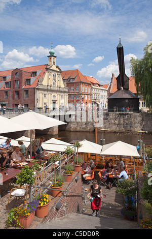 der alte Hafen mit Hotel Altes Kaufhaus und Alter Kran, Lüneburg, Niedersachsen, Deutschland Stockfoto