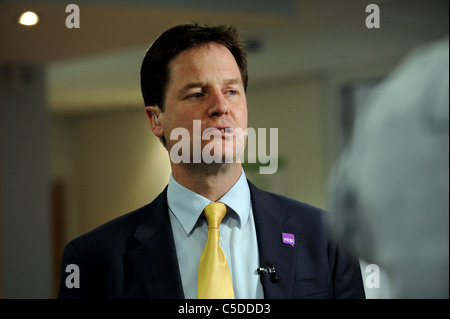 Vizepremier Nick Clegg beißt seine Lippe während eines Besuchs in Newhaven Enterprise Centre Stockfoto