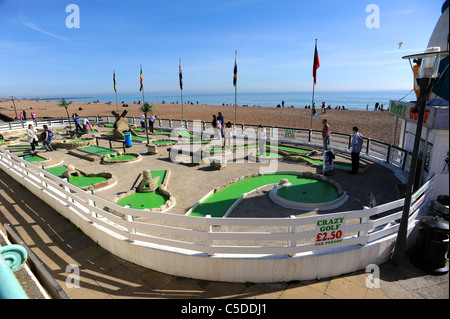 Menschen spielen Minigolf auf Brighton seafront Stockfoto