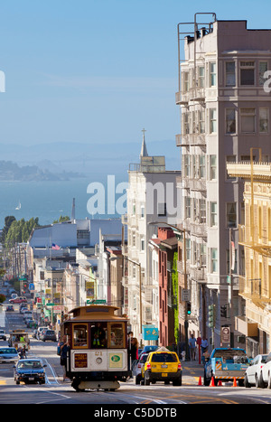 San Francisco Cable cars auf einer steilen Straße in der Stadt California USA Vereinigte Staaten von Amerika Stockfoto