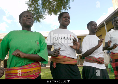 UGANDA St. Monica ist Zentrum, Gulu Schneiderei. Schüler tanzen. Foto: Sean Sprague Stockfoto