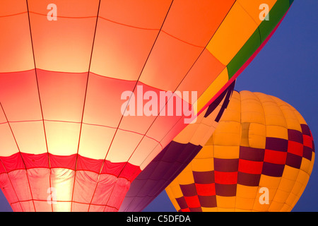 Leuchtende Heißluftballons Stockfoto