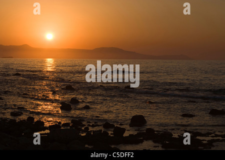 Der Blick von Chania über zur Halbinsel Rodopou bei Sonnenuntergang. Kreta, Griechenland. Stockfoto