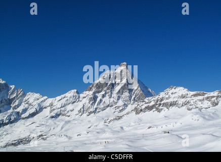 El Cervino oder dem Matterhorn Berg gesehen vom Skigebiet Cervinia in den italienischen Alpen Stockfoto